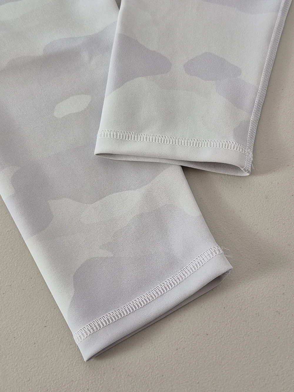 Alo Yoga High-Waist Vapor Leggings White Camouflage - Size M